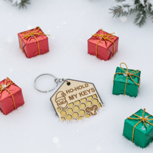 Weihnachts-Schlüsselanhänger „Ho-Hold My Keys” – Holz & 3D-Honigwabe